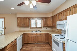 2213 S Wellington Ave in Sioux Falls, SD - Foto de edificio - Building Photo