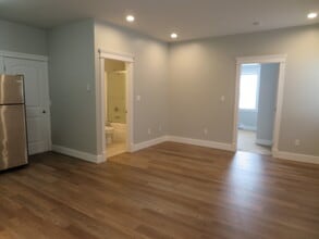 1005 Arngask Ave in Victoria, BC - Building Photo - Building Photo