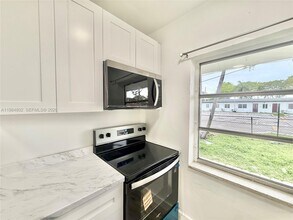 1942 NE 172nd St in North Miami Beach, FL - Building Photo - Building Photo