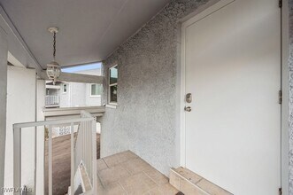 25 Watercolor Way in Naples, FL - Foto de edificio - Building Photo