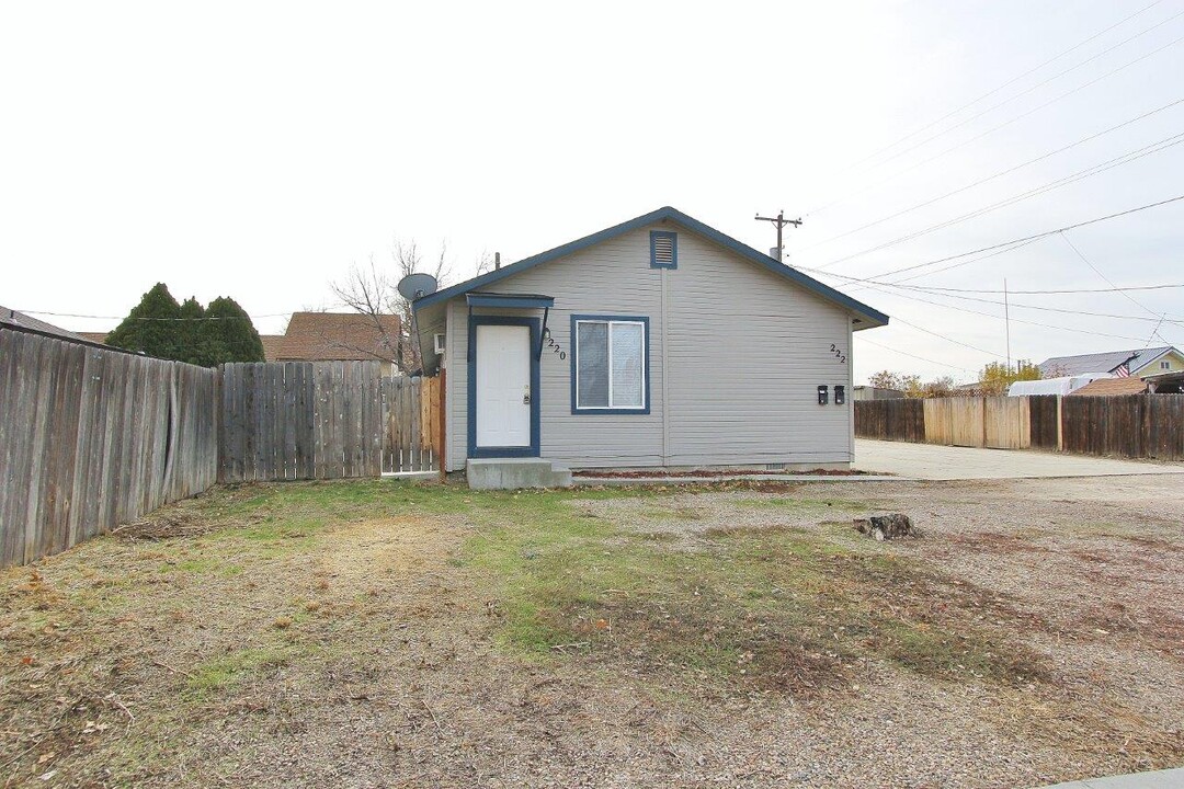 220 W Dion St in Emmett, ID - Building Photo