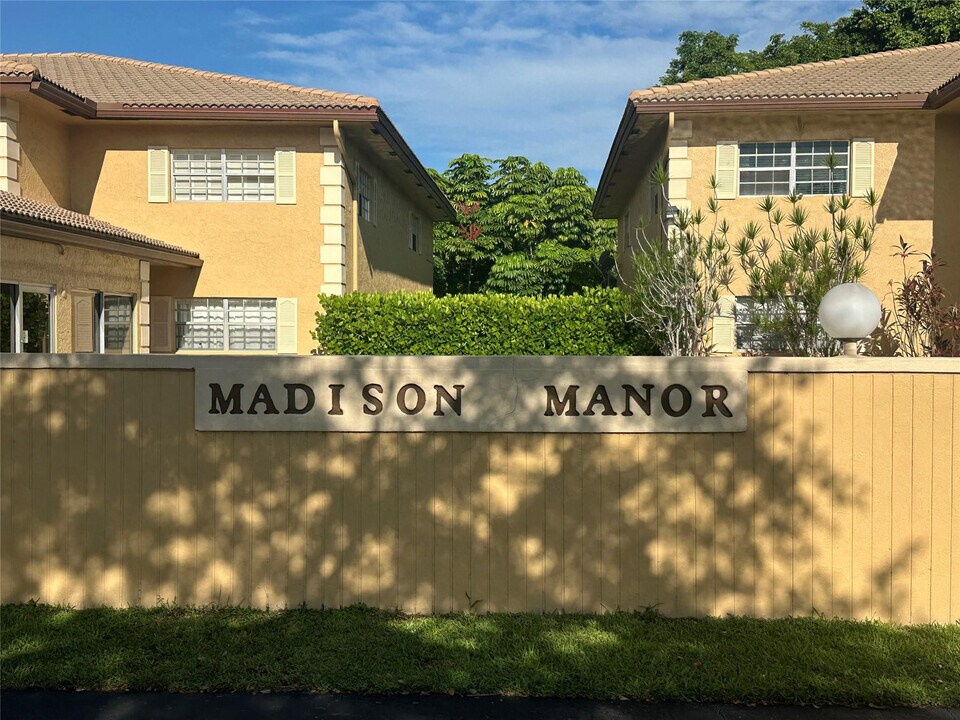 3034 Coral Springs Dr in Coral Springs, FL - Building Photo