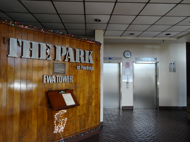 98-351 Koauka Loop, Unit 703 in Aiea, HI - Foto de edificio - Building Photo