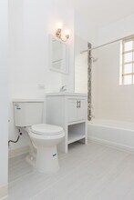 7144 S Jeffery in Chicago, IL - Foto de edificio - Building Photo