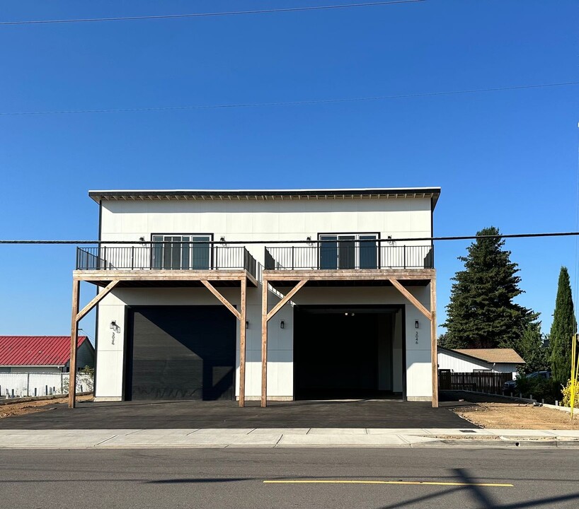 3046 G St in Hubbard, OR - Building Photo