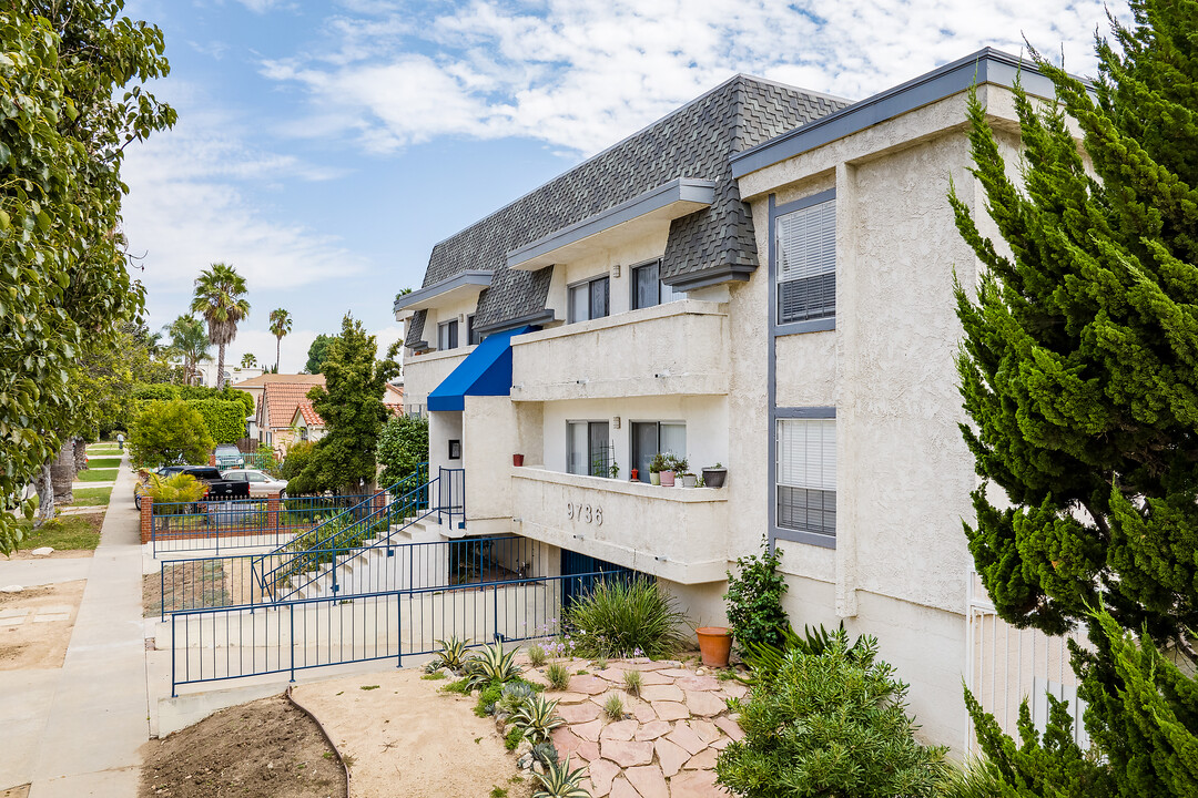 9736 Charnock Ave in Los Angeles, CA - Foto de edificio