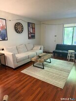 2 Talcott Forest Rd in Farmington, CT - Building Photo