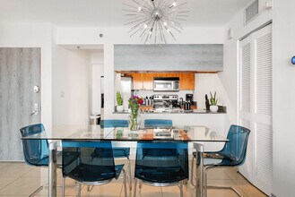 1200 Brickell Bay Dr in Miami, FL - Building Photo - Building Photo