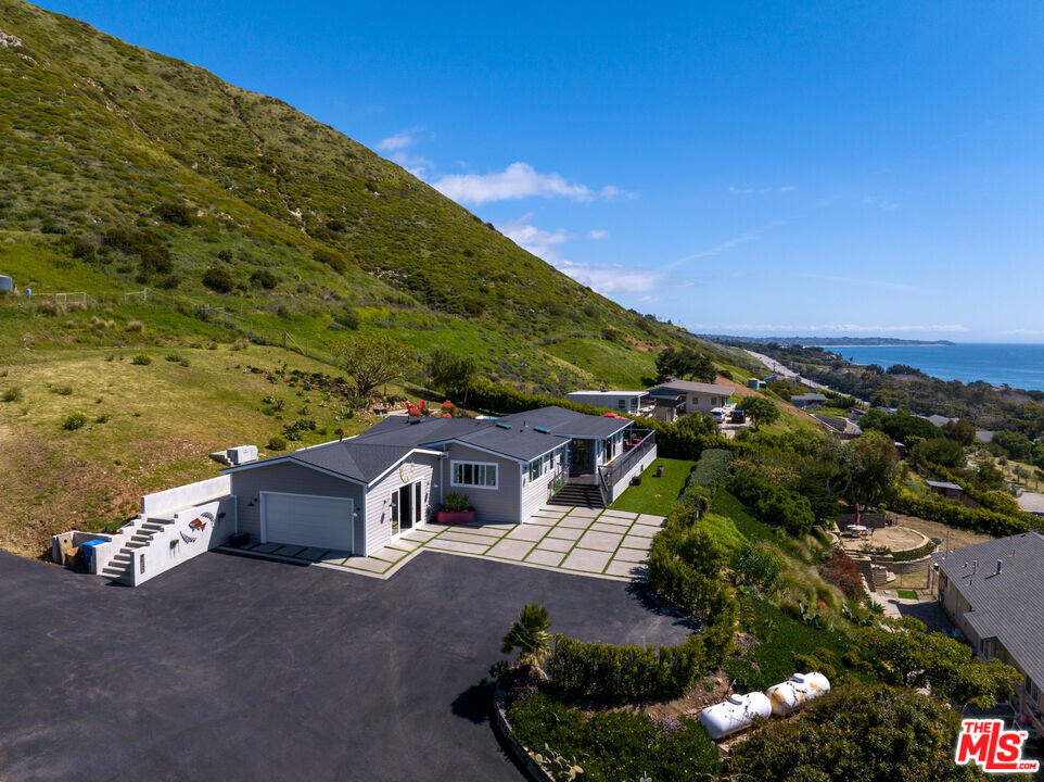 33457 Pacific Coast Hwy in Malibu, CA - Building Photo