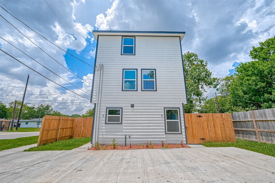 8125 Eastover St in Houston, TX - Building Photo