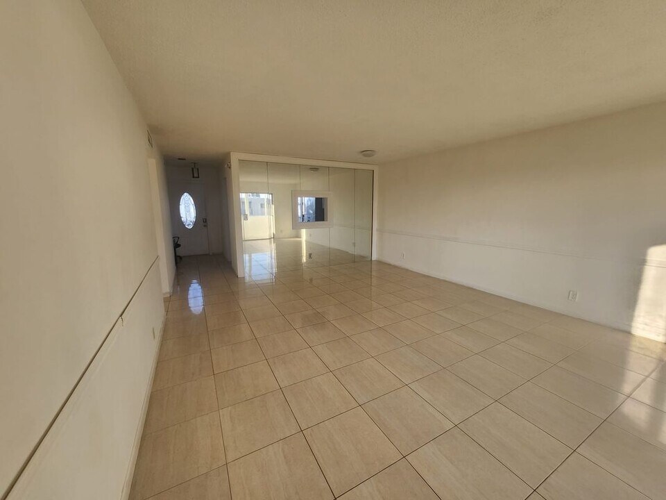 232 NE 12th Ave in Hallandale Beach, FL - Building Photo