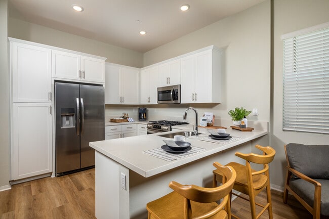 Calista Luxury Townhomes in Fontana, CA - Foto de edificio - Building Photo