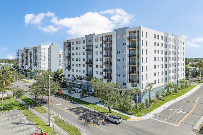 Pinnacle 441 in Hollywood, FL - Building Photo - Building Photo