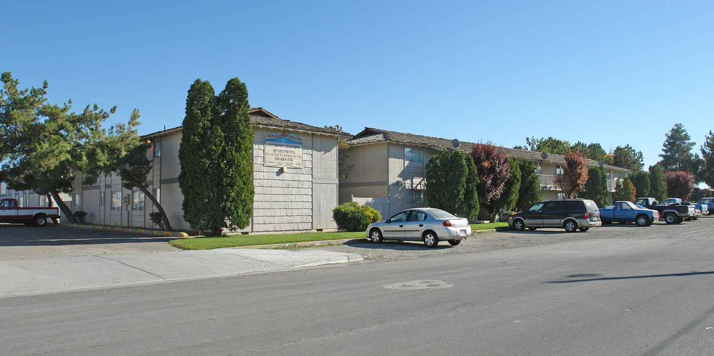 Sundown Square Apartments in Ontario, OR - Building Photo