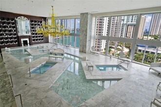 475 Brickell Ave, Unit 810 in Miami, FL - Building Photo - Building Photo