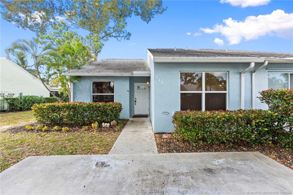 111 Oakwood Dr in Jupiter, FL - Building Photo