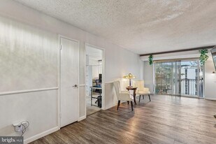 60 S Van Dorn St in Alexandria, VA - Building Photo