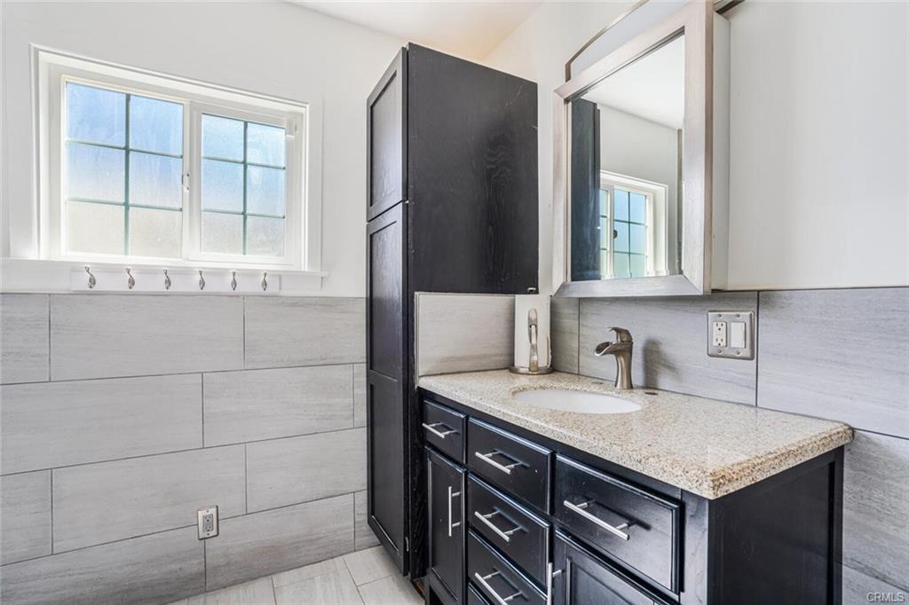 6033 Allott Ave in Los Angeles, CA - Building Photo