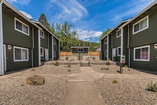 459 4th Ave in Gold Hill, OR - Building Photo