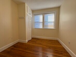 73 Thatcher St, Unit 301 in Brookline, MA - Building Photo - Building Photo