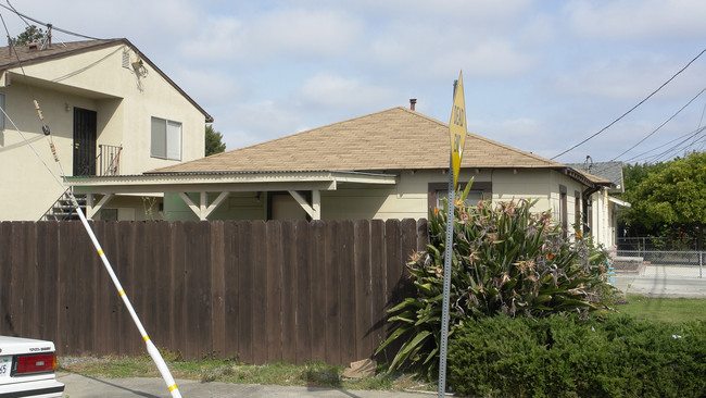 19119 Meekland Ave in Hayward, CA - Foto de edificio - Building Photo