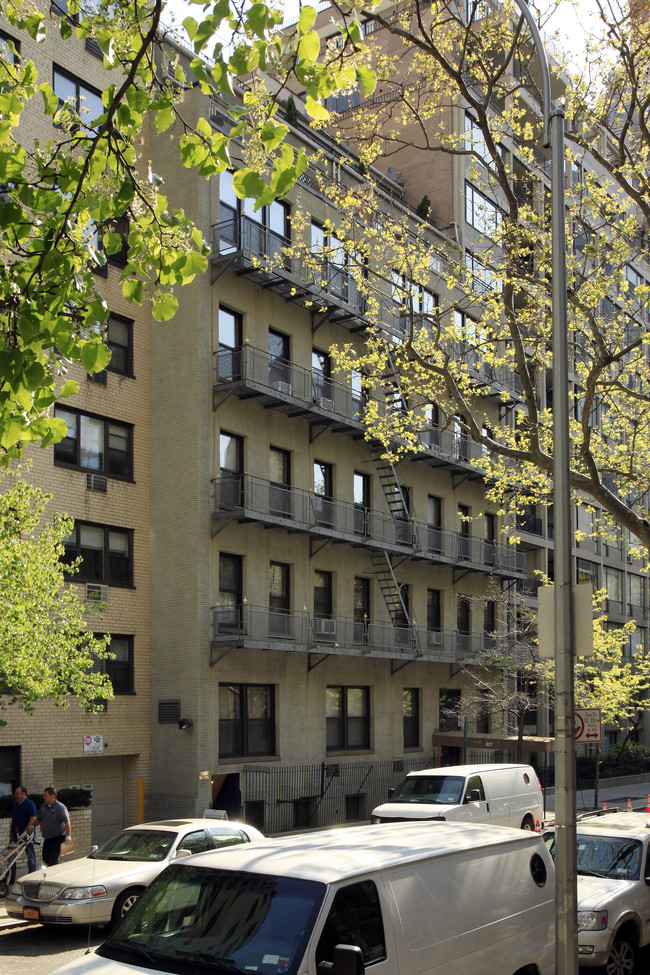 321 East 69th Street in New York, NY - Building Photo - Building Photo