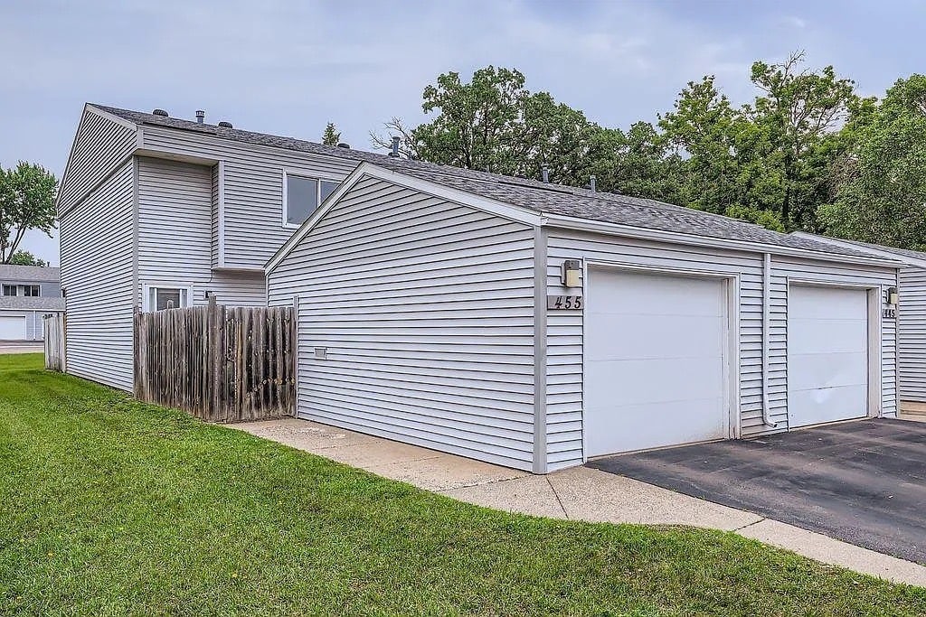 455 107th Ln NW in Minneapolis, MN - Foto de edificio