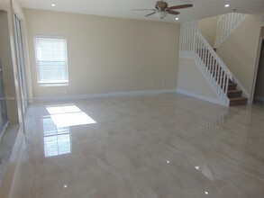 19250 NW 22nd St in Pembroke Pines, FL - Foto de edificio - Building Photo