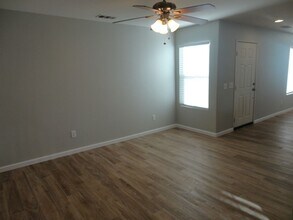 38319 Armstrong Dr in Palmdale, CA - Foto de edificio - Building Photo