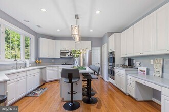 12980 Highland Oaks Ct in Fairfax, VA - Building Photo - Building Photo