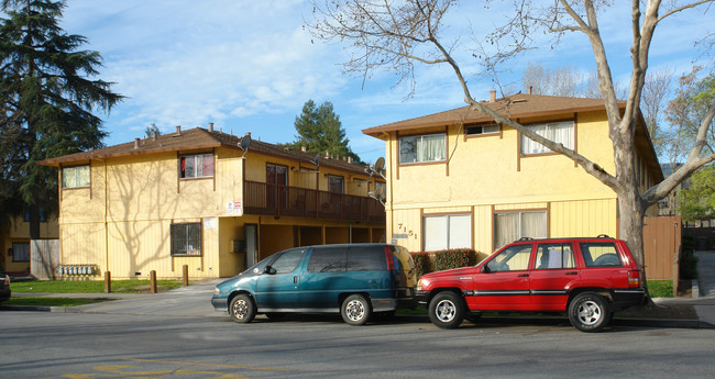 7151 Church St in Gilroy, CA - Foto de edificio - Building Photo