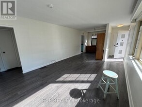 559 Drury Ln in Burlington, ON - Building Photo - Building Photo