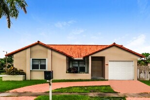 10495 SW 68th St in Miami, FL - Building Photo