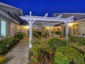 Midway Meadows in Midway City, CA - Foto de edificio - Building Photo