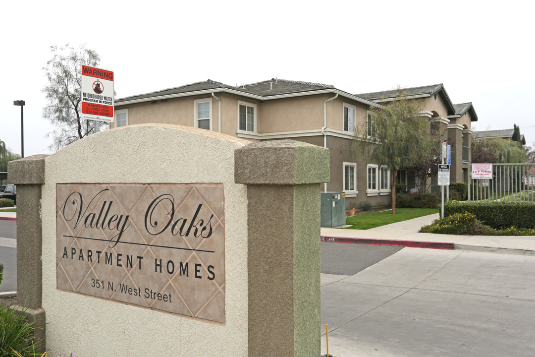 Valley Oaks in Tulare, CA - Building Photo