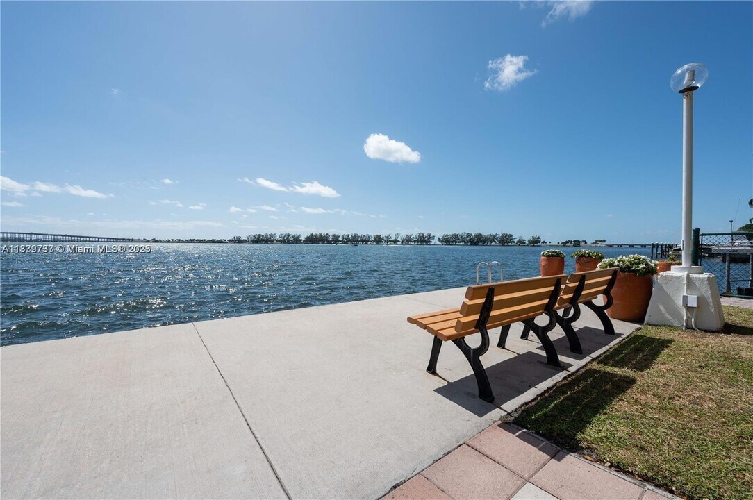 1925 Brickell Ave in Miami, FL - Building Photo