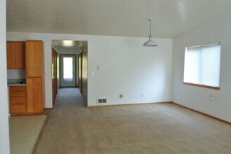 2635 SE Lyon St in Albany, OR - Building Photo - Building Photo