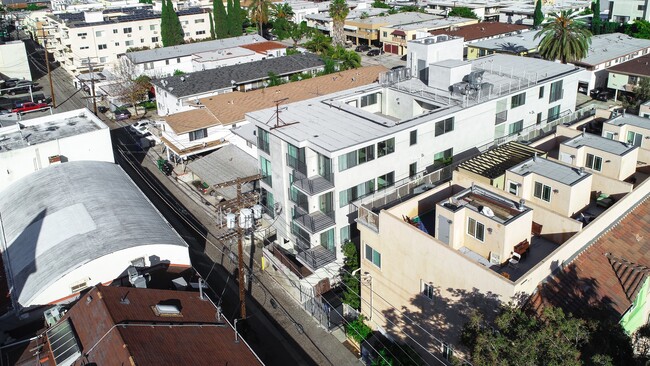 1063 S Wooster St in Los Angeles, CA - Building Photo - Building Photo