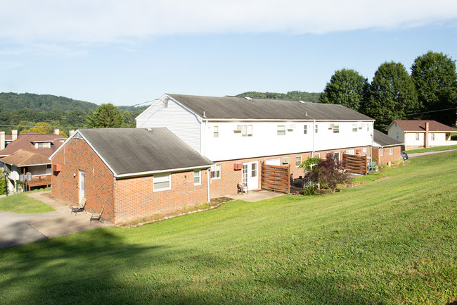 901 Vine St in West Newton, PA - Building Photo - Building Photo