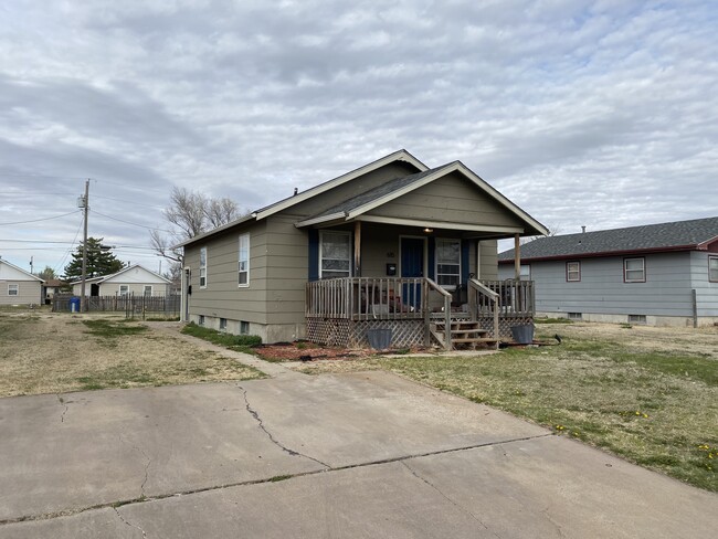 615 E 5th St, Unit B in Hays, KS - Building Photo - Building Photo
