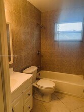 2530 NE 182nd St in North Miami Beach, FL - Building Photo - Building Photo