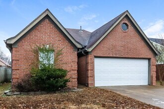 7642 Fox Hunt Dr E in Olive Branch, MS - Foto de edificio - Building Photo