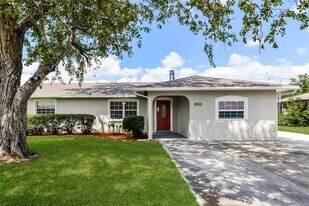 3200 Tyne Ln in Sarasota, FL - Building Photo
