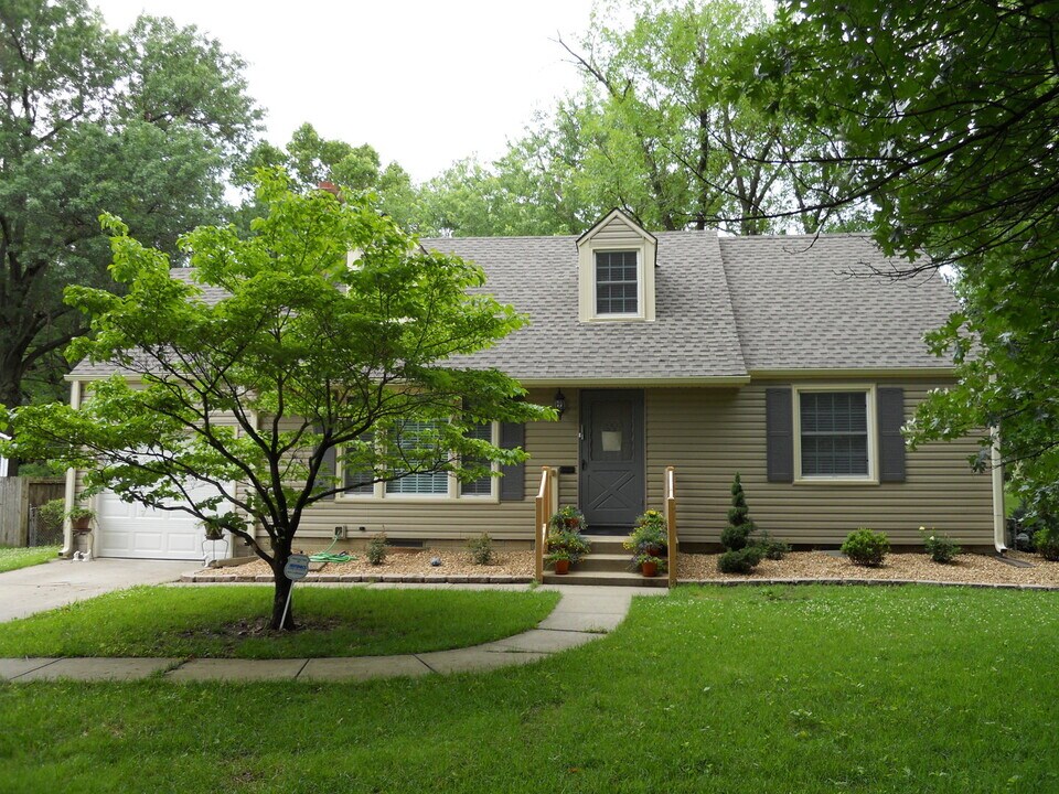 7264 Roe Ave in Prairie Village, KS - Building Photo