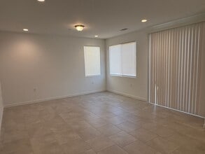 1157 Blue Oak Ln W in Madera, CA - Foto de edificio - Building Photo