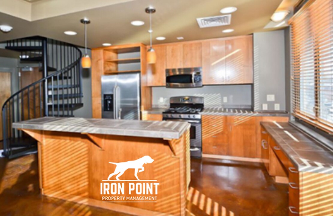 2399 E Riverwalk Dr in Boise, ID - Building Photo