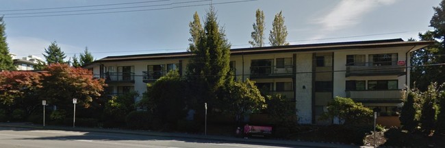 North Bluff Village in White Rock, BC - Building Photo - Building Photo