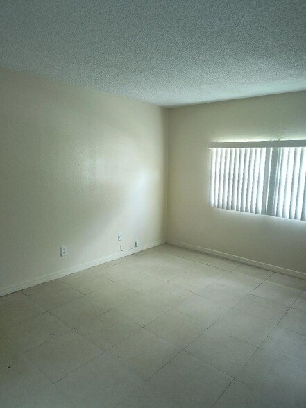 2291 NW 59th Wy in Lauderhill, FL - Building Photo - Building Photo