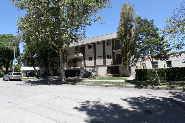 7318 Alabama Ave in Canoga Park, CA - Foto de edificio - Building Photo