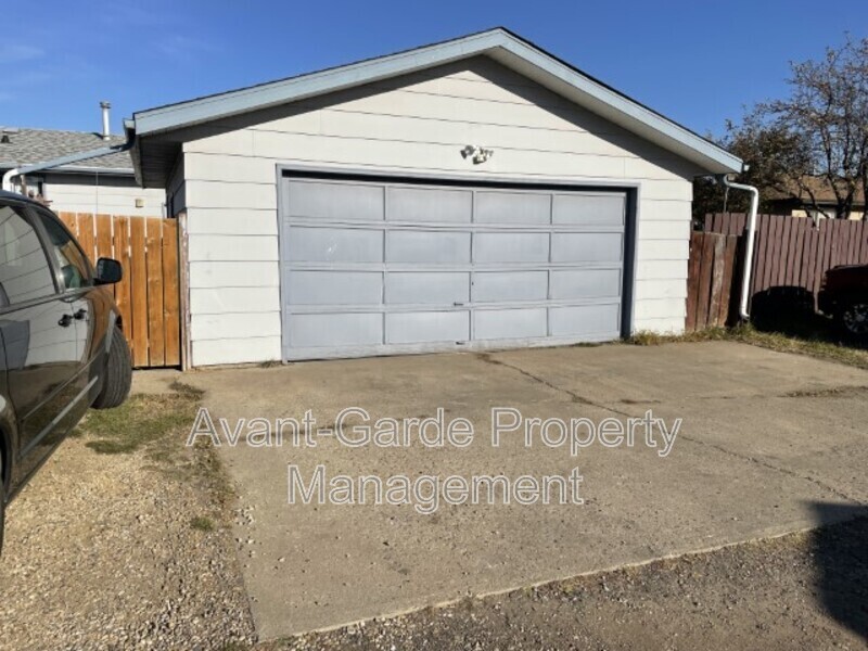 12243-12142 142 Ave NW in Edmonton, AB - Building Photo